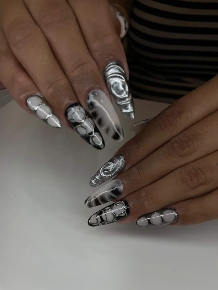 Resultado de aluna: unhas pretas e prateadas com efeito cromado