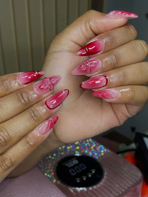 Resultado de aluna: unhas em degradê vermelho com flor 3D