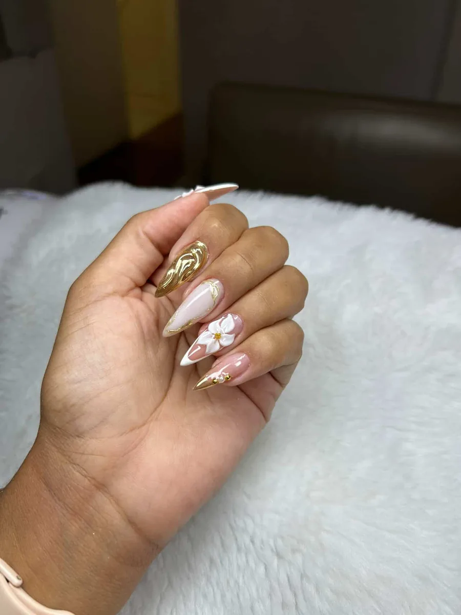 Resultado de aluna: unhas com flor 3D branca e detalhes dourados