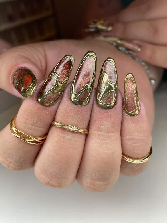 Resultado de aluna: unhas com cromado dourado sobre fundo translúcido